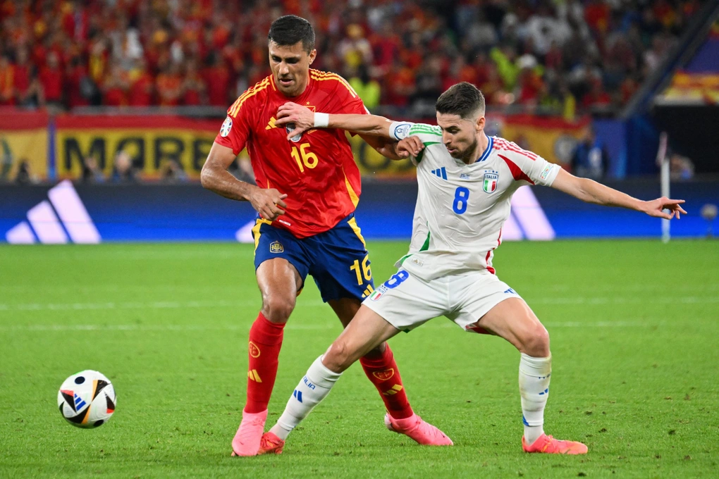 Tiền vệ Rodri giành Quả bóng vàng 2024 - 2