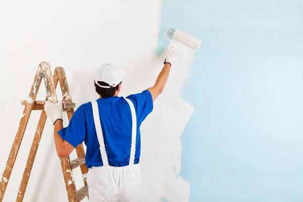 Tiến hành sơn tường màu sáng trước, màu tối sau