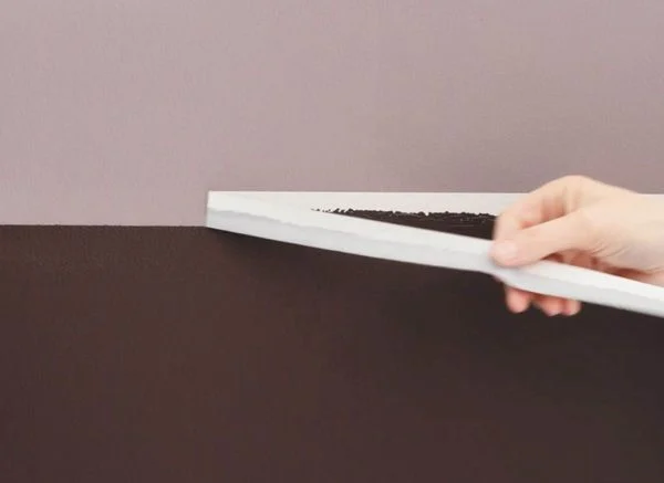 Dùng băng dính che khoảng cách giữa 2 màu sơn để không bị lem