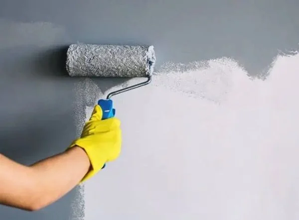 Bước cuối cùng là sơn màu tối lên tường